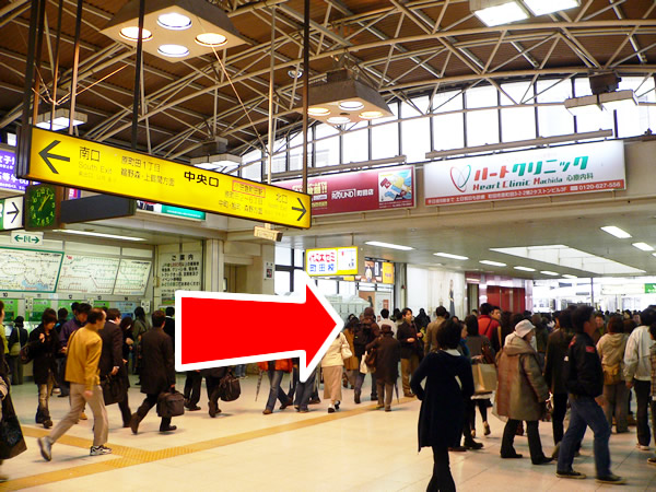 ①ＪＲ町田駅の中央口改札を北口方向へ出ます。